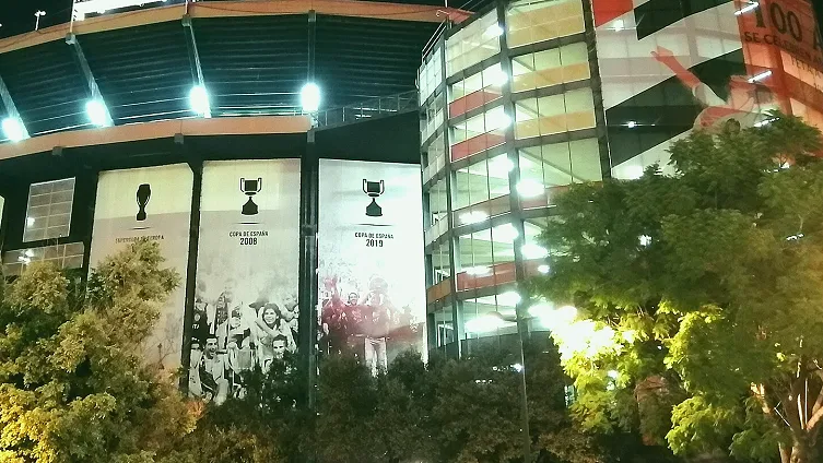东道主主场球迷助威实拍(赛程与熟悉度的便利)
