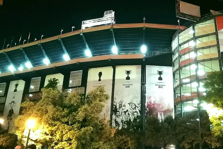 场边替补席与教练指挥实拍(替补如何改变比赛结构)